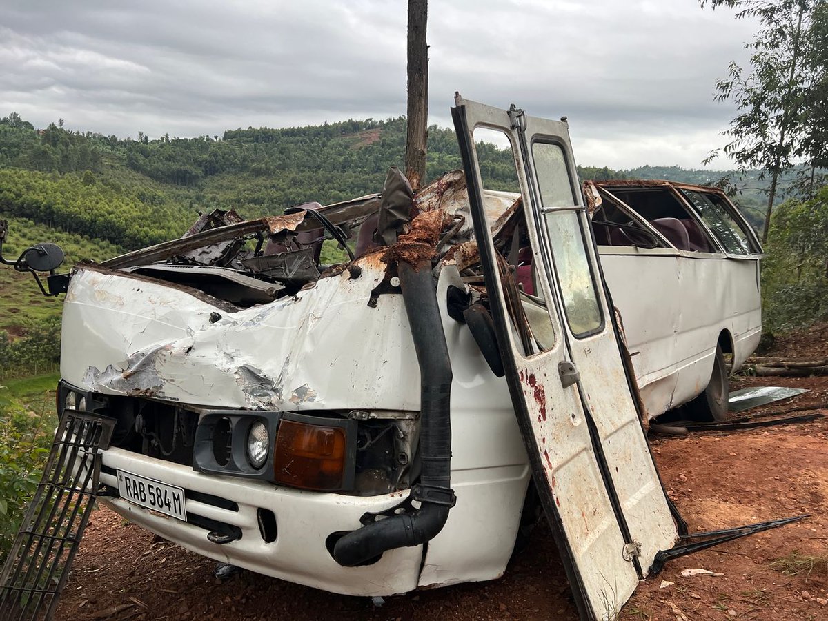 IGIHE's tweet photo. Mu masaha y’igicamunsi cyo kuri uyu wa 08 Mata 2025, mu Karere ka Huye, mu Murenge wa Mbazi, Akagari ka Tare, ku muhanda wa kaburimbo Huye-Nyamagabe ahitwa i Gashikiri, imodoka ya Sosiyete ya Volcano Express yavaga i Huye yerekeza i Nyamagabe, yakoze impanuka ikomeye, yatewe n'uko yabuze feri igeze mu ikoni igahita irenga umuhanda.

Amakuru IGIHE ifite kugeza ubu ni uko umushoferi wayo yahise yitaba Imana, mu gihe benshi mu bari bayirimo bakomeretse.