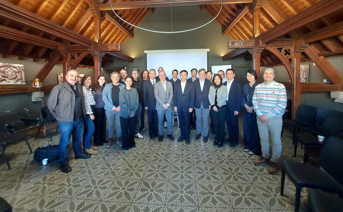 <a href="/LayersReality/">Layers of Reality</a> <a href="/DeAPlaneta/">DeAPlaneta</a> <a href="/NihaoFilms/">Nihao Films</a> <a href="/laviniagroup/">Grupo Lavinia</a> <a href="/blancoynegro/">Blanco y Negro Music</a> <a href="/ENTI_BCN/">ENTI - Escola de Noves Tecnologies</a> <a href="/metropolitana25/">Metropolitana</a> <a href="/bncproduccions/">Benecé Produccions</a> <a href="/infiledcom/">INFiLED</a> <a href="/WindowSight/">WindowSight</a> <a href="/GilEduard/">EduardGil</a> <a href="/sergivicente/">Sergi Vicente</a> <a href="/jordisellas/">Jordi Sellas i Ferrés</a> <a href="/faristol/">Alex Tomas</a> <a href="/polrosset/">Pol</a> <a href="/ICEX_/">ICEX</a> 📸 Foto final amb la delegació xinesa i la catalana, amb les empreses del Clúster Audiovisual.