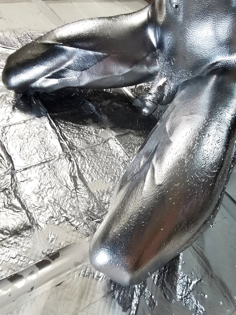 通过反复的银化处理，真人人体逐渐呈现出惊人的金属感……
是时候硬化了，哈哈哈哈