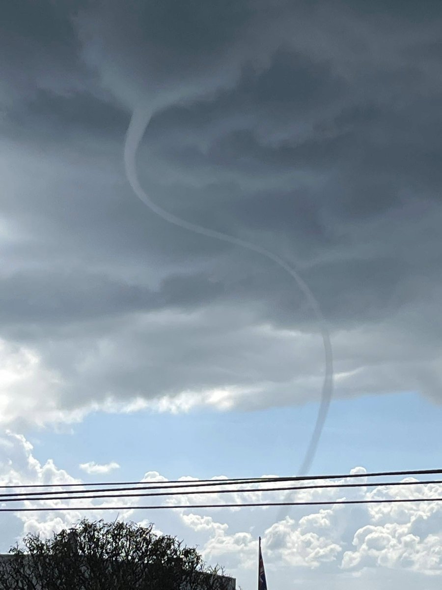 ICWR's tweet image. Snake-like waterspout!
Portarlington, Australia. April 3. Courtesy Mathew Batson. icwr.ca