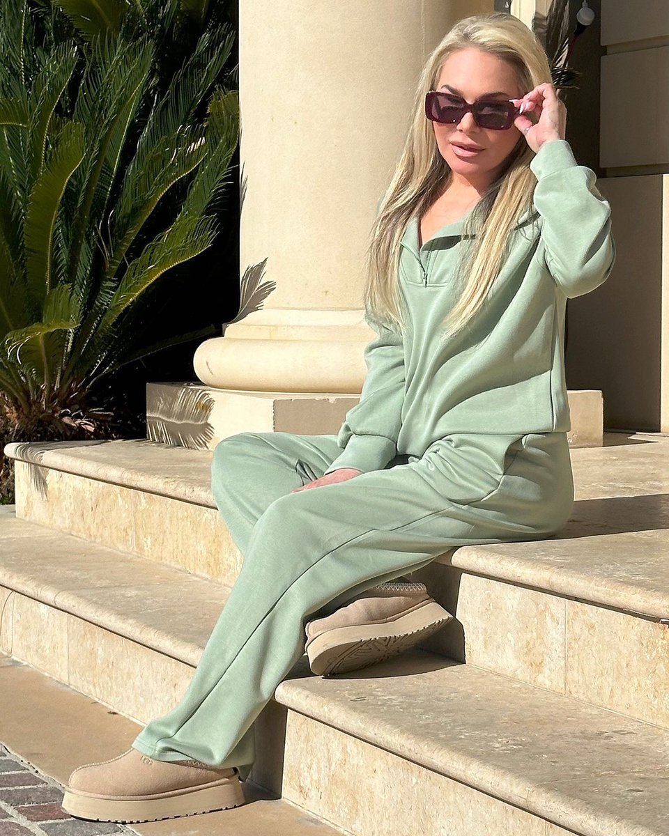AdrienneMaloof's tweet photo. Spring is in full bloom 🌿☀️ Embracing the season in soft greens and sunshine! #SpringAwakening #SunshineAndStyle
📸 @jcjonesofficial https://t.co/7OSWOG1Huy