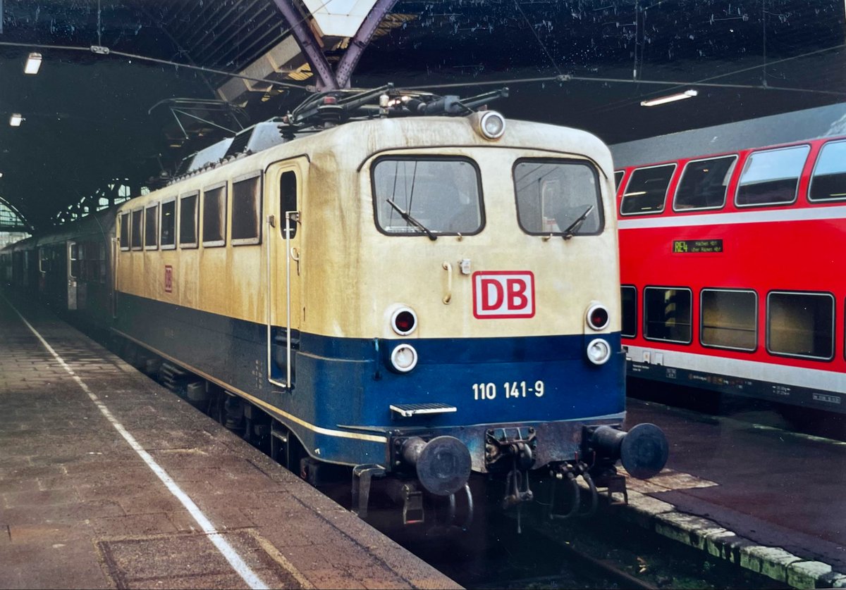 AndreasWiede's tweet photo. Travelling by train in the #Aachen 🇩🇪 area in February 2002, I came across this regional service: a consist composed of #DB #Silberling cars, hauled by an #E10 Class 110 electric, in “ozeanblau-beige” livery, very common in the 1980s and still present at the turn of the century. https://t.co/7vmuFFe3E9