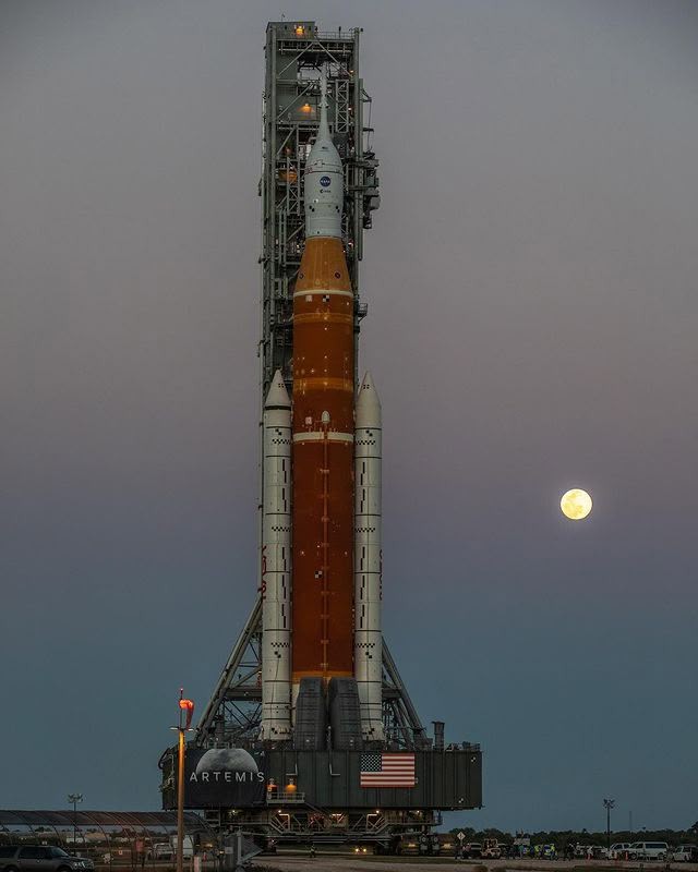 Aria128070's tweet image. Space exploration teaches us how fragile and interconnected life on Earth is. 🌍 #EarthProtection #SpacePerspective