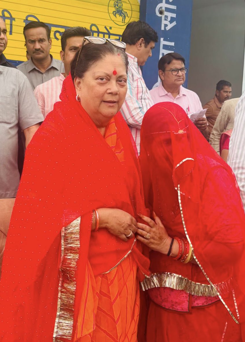 क्या जनता को प्यास नहीं लगती? सिर्फ़ आप अफ़सरों को ही लगती है। गर्मी में पेयजल संकट के कारण जनता त्रस्त है।अफ़सर तृप्त है। पानी कागजों में नहीं, लोगों के होठों तक पहुँचे। अफ़सर सो रहें है, लोग रो रहें हैं। 

मैं ऐसा नहीं होने दूँगी। 

रायपुर क़स्बे के ग्रामीणों की पेयजल संकट की