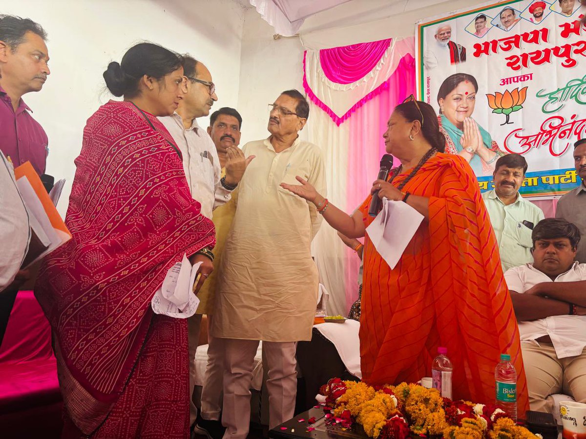 VasundharaBJP's tweet photo. प्रधानमंत्री जी ने 42 हज़ार करोड़ जल जीवन मिशन में दियें हैं। पाई-पाई का हिसाब दो कि झालावाड़ के हिस्से की राशि का आपने क्या किया? पेयजल संकट निवारण के लिए हमारी सरकार तो पैसा दे रही है, लेकिन अफसर योजनाओं की सही क्रियान्विति नहीं कर रहे। इसलिए राजस्थान के लोग प्यास से व्याकुल है। यह तो अप्रेल का हाल है। जून-जुलाई में क्या होगा? 

अधीक्षण अभियंता सहित उपस्थित कोई भी अधिकारी मुझे संतोषप्रद जवाब नहीं दे पाए। लोगों के धैर्य की परीक्षा मत लीजिए। झालावाड़ में ऐसा हरगिज नहीं चलेगा। 

#MeraJhalawar #JalJeevanMission