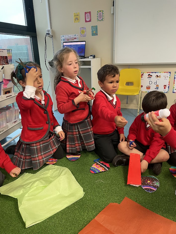 Easter is just around the corner! 🐣 Today, 4-year-olds had a blast decorating their Easter eggs in a very special way: by sharing all the materials! 🎨🖍️ It was a morning full of color, teamwork, laughter, and lots of joy. 🌈