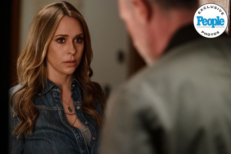 FilmUpdates's tweet photo. First look at Jennifer Love Hewitt &amp; Freddie Prinze Jr. in the ‘I KNOW WHAT YOU DID LAST SUMMER’ reboot.

(Source: @People | https://t.co/glwMl12m0x) https://t.co/lyIcaIHdGn