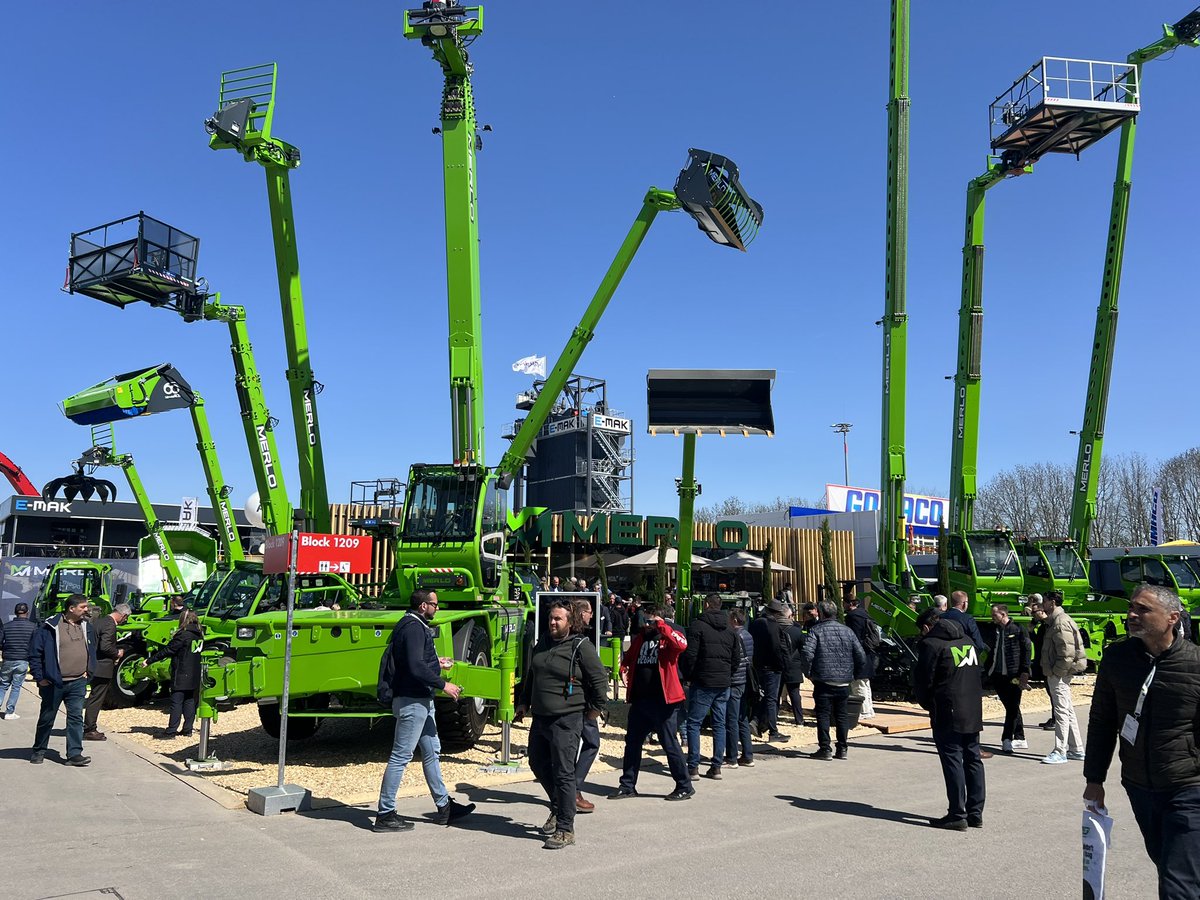 ilkaltun's tweet photo. Bu insanlar Bauma Fuarı’na bunun gibi üç ayrı kapıdan giriyor. 57 ülkeden 3 bin 500’ü aşkın şirketin sergileme yaptığı 600 bin m2 açık ve kapalı alanda yapılan Bauma’da 245 Türk şirketi 22.000 m2 alanda sergi açıyor. https://t.co/dj1icTmQvF