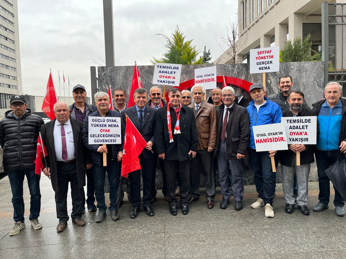 ozturkomer66's tweet photo. 08.04.2025  Tarihinde  110 .günde OYAK önünde yine ses olduk. Yağmurlu bir gün olmasına rağmen katılıp destek veren bütün üyelerimize teşekkür ediyoruz.

2025 OYAK Genel kurula kadar salı -perşembe günleri yine OYAK Önünde olup basın açıklamamızı yapacağız.

OYAK Emekli Daimi Üyeleri olarak,
Genel Kurul tarihine kadar OYAK Genel Müdürlüğü önünde bulunmaya, konuşmaya, sormaya, görüşme taleplerimizi ,istek ve şikayetlerimizi anlatmaya ve hayati sorunların çözümü üzerine yetkili tüm kurullara ve kişilere seslenmeye devam edeceğiz.
Bunu yükses ses ile yapacağız.
Bunu emekli üyeler ile beraber yapacağız.

BİZ OYAD derneği yönetimi olarak, arkamızda emekli üyelerin desteğini görerek, OYAK'ın gerçek sahipleri olarak OYAK’ı sahiplenme, OYAK’ın daha iyi yönetilmesi, üyelerine daha fazla refah katkısı sağlaması, OYAK varlıklarının geliştirilmesi,
OYAK'ın yönetim yapısının daha adil ve verimli hale getirilmesi, OYAK'ın tüm üyeleri tarafından etkinlikle yönetilmesi konusunda keskin ve güçlü irademizi  sergilemek için OYAK Önünde bulunmaya ÜYELERİMİZİN haklı taleplerini dile getirmeye devam edeceğiz..

@ozturkomer66
@zotizoti90
@76Dodo76
@meditanmavi
@k45539
@Burhan95214409
@yasin7284192
@Kardes_Millet
@BayramK42664568
@1905Aslanpala
@Cagsti
@SancarKaya52
@oyad0606
@mvlutyildirim
@kazimsas
@seydumit9189
@esrefgenel1
@Turan94728676
@nihat_tunc12672
@AhmetCanli24169
@irfo71
@CavusogluBeysim
@AlgurMutluhan