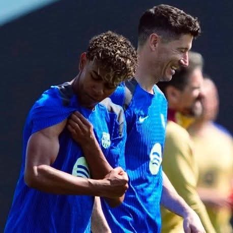SebasMadrilene's tweet image. Lamine montre le muscle… les moustiques ont porté plainte pour intimidation !
Le patron a 17 ans, et il fait déjà trembler l’Europe. 🇪🇸💪

#FootballAutopsie #LamineYamal #BossAttitude #NextGen #TeamSpain #Euro2024 #Wonderkid #MentalDacier