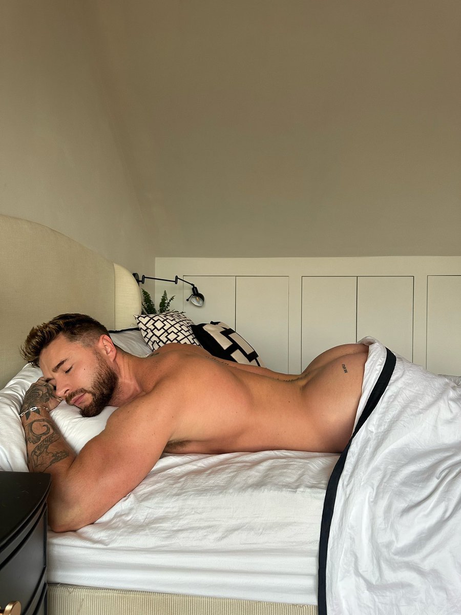 MIST3RWALTZ's tweet photo. ᅠ
ᅠ
Hacía mucho tiempo que no me echaba una buena siesta, y ahora no hay quien me levante de la cama. 
ᅠ
ᅠ https://t.co/KpcAR67Gnp