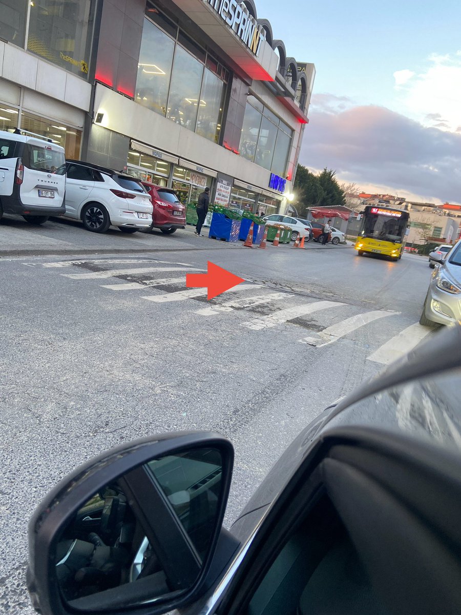 Ezerizm's tweet photo. Taşdelen Mah. Anadolu Caddesi . Mopaş marketin tam önü. 
Şile yolu kapalı olduğu için günde binlerce araç geçiyor çoğunun altı sürtüyor. Yol 10-15 cm çökmüş ve kasis var. Bir an önce yapılmalı. 
Yolda başka çökükler de var. @seri_nokta @Cekmekoybeltr https://t.co/eAhKpJPwnY