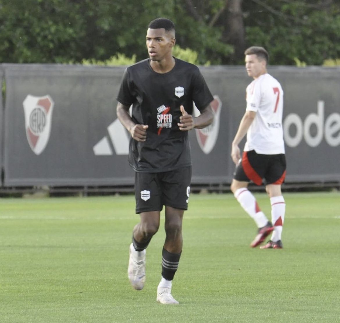 📻 #CardinalDeportivo 🟡

🎙️Emilio Figueredo (Jugador de Deportivo Riestra) 🗣️“Si me dan a elegir entre Paraguay (por parte de mi madre) o Haití (mi papá es Haitiano) quiero jugar por la <a href="/Albirroja/">Selección Paraguaya</a>. Soy extremo o “9”, tengo 1.84m”.

✅ #730AM | CDE: 107.1FM | <a href="/ABCCardinal/">ABC Cardinal 730 AM</a>