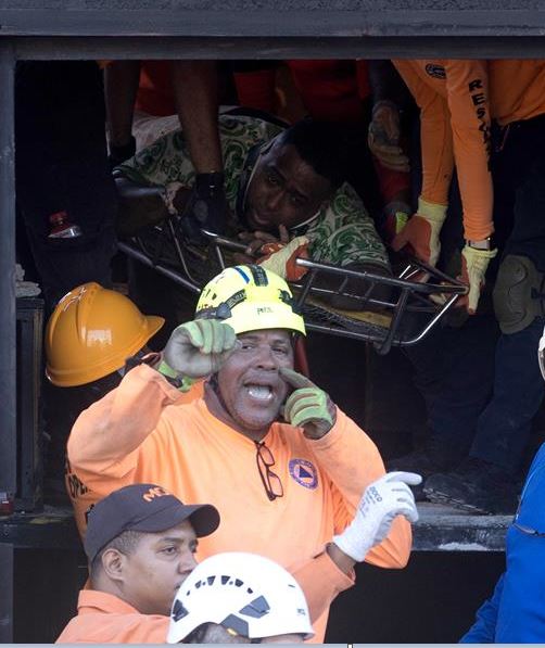 diariopanorama's tweet photo. Los fallecidos por el desplome del techo de la discoteca Jet Set en Santo Domingo esta madrugada del 8-A se elevan ya a 27, mientras continúan las labores de rescate de las personas atrapadas entre los escombros, según los últimos datos del Centro de Operaciones de Emergencias. https://t.co/DLnm8xWpl7