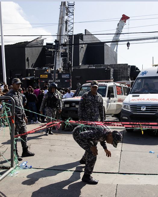 diariopanorama's tweet photo. Los fallecidos por el desplome del techo de la discoteca Jet Set en Santo Domingo esta madrugada del 8-A se elevan ya a 27, mientras continúan las labores de rescate de las personas atrapadas entre los escombros, según los últimos datos del Centro de Operaciones de Emergencias. https://t.co/DLnm8xWpl7