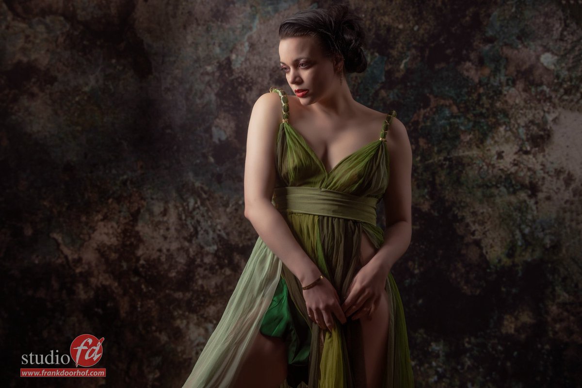frankdoorhof's tweet photo. Zaterdag 12 april
Workshop “glamour in fashion” met styling/model : Nadine
Sub thema “zwevende jurken”
Nog 2 plekjes vrij.
Schrijf in via https://t.co/BrsS19ZD9V
#workshops #licht #fotografieworkshops #studioverlichting #modelfotografie #portretfotografie https://t.co/LqL6EXo9by