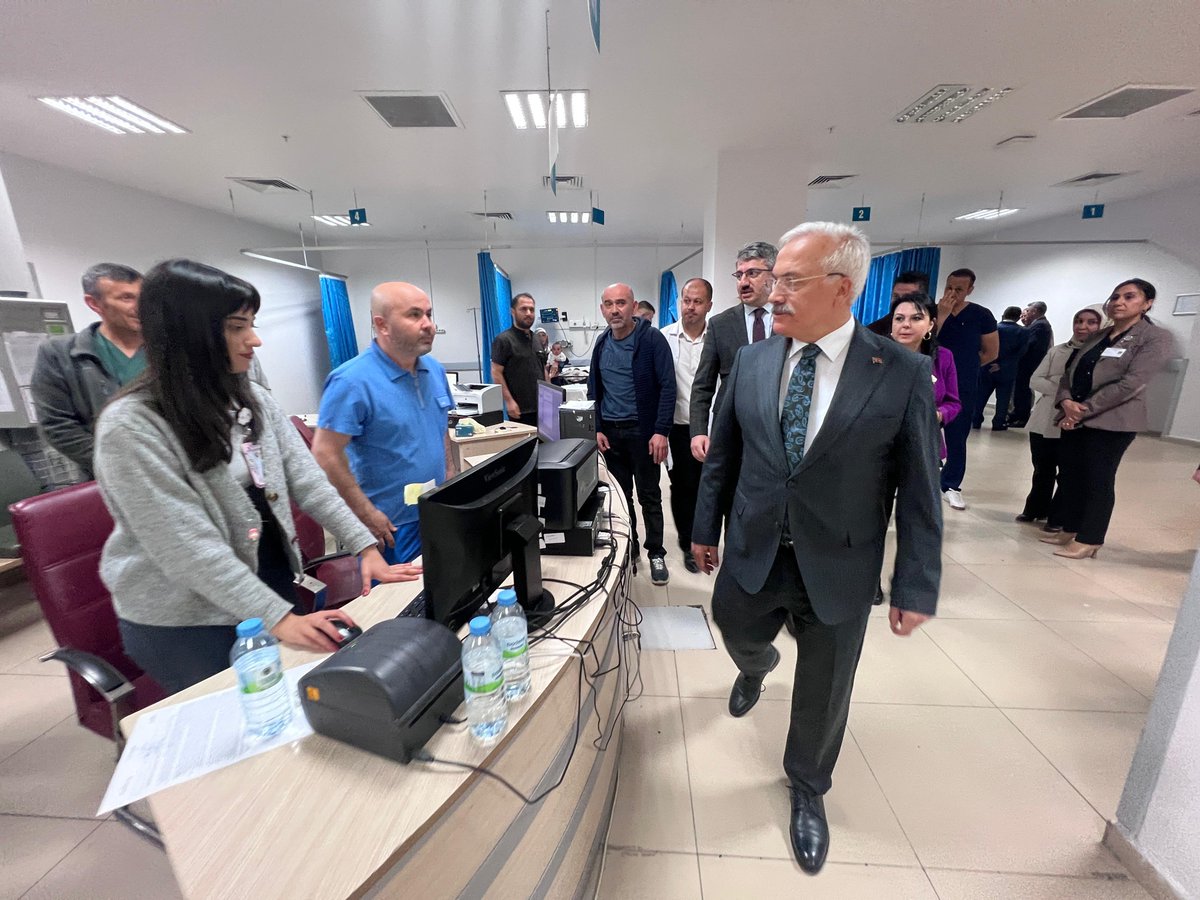 T.C. Aksaray Valiliği (@aksarayvaliligi) on Twitter photo Valimiz Sn.<a href="/malikumbuzoglu/">Mehmet Ali Kumbuzoğlu</a>, İl Sağlık Müdürümüz Dr.Abdullah Güleç’le birlikte Aksaray Eğitim ve Araştırma Hastanesini ziyaret ederek tedavi gören hemşehrilerimize ve yakınlarına acil şifalar dileğinde bulunup sağlık durumlarıyla ilgili olarak doktorlarından bilgi aldılar. Valimiz Sn.<a href="/malikumbuzoglu/">Mehmet Ali Kumbuzoğlu</a>, İl Sağlık Müdürümüz Dr.Abdullah Güleç’le birlikte Aksaray Eğitim ve Araştırma Hastanesini ziyaret ederek tedavi gören hemşehrilerimize ve yakınlarına acil şifalar dileğinde bulunup sağlık durumlarıyla ilgili olarak doktorlarından bilgi aldılar.