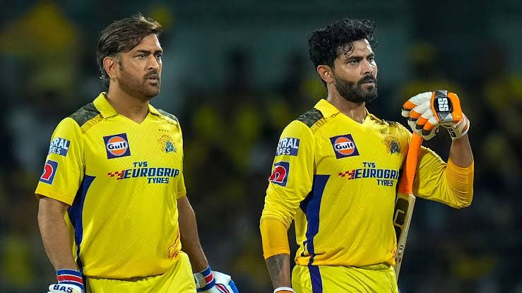 The_POV_100's tweet photo. 2020 me Dhoni ne bola tha "we are looking for players who will play for CSK for the next 10-12 years"
Tab socha tha young talent ki baat ho rahi hai...
Kya pata tha woh apni aur Jadeja ki baat kar rahe the. https://t.co/OnisTyB9Jv