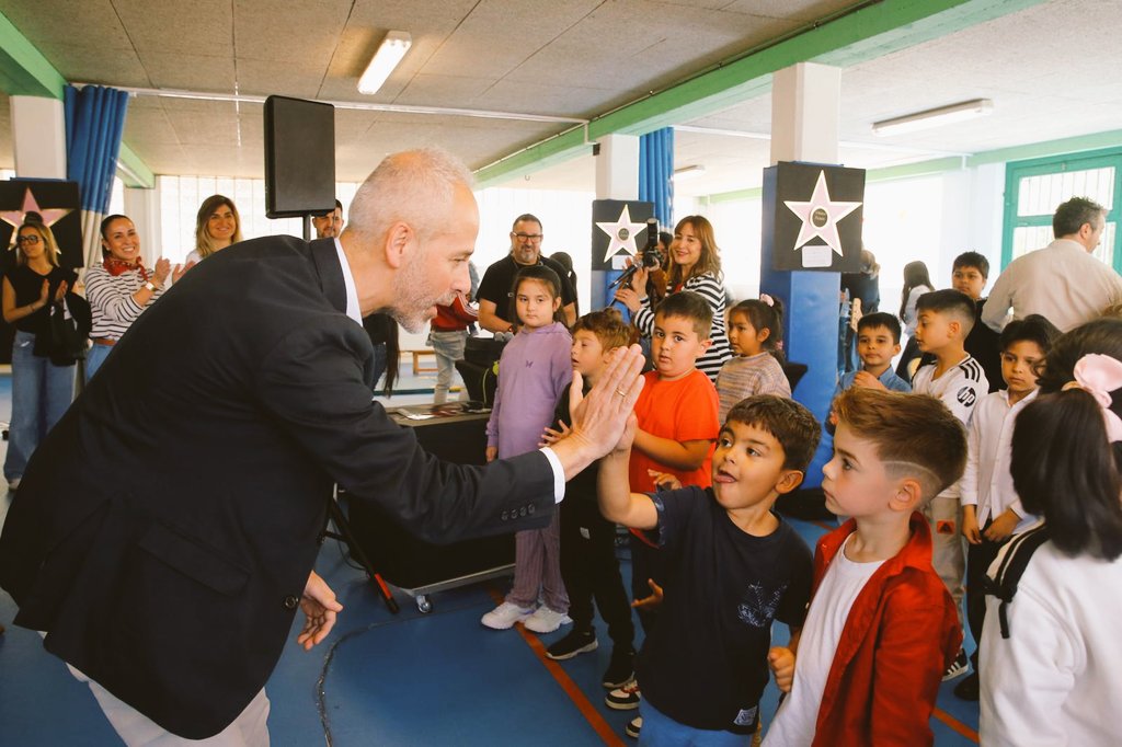 SERGIOSILVA75's tweet photo. Celebrando el Día internacional del pueblo gitano🌎.
CEIP Jesús Cancio de Santander. Un día especial en un centro especial🔝🔝. Gracias a todo su claustro por su gran trabajo y enhorabuena a su comunidad educativa 👨‍👩‍👦‍👦👨‍👩‍👦‍👦.
#cantabriaesinclusion 
#educantabria https://t.co/ozjiXCmOah