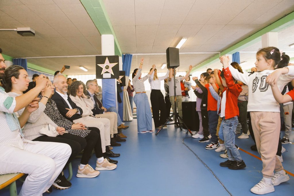 SERGIOSILVA75's tweet photo. Celebrando el Día internacional del pueblo gitano🌎.
CEIP Jesús Cancio de Santander. Un día especial en un centro especial🔝🔝. Gracias a todo su claustro por su gran trabajo y enhorabuena a su comunidad educativa 👨‍👩‍👦‍👦👨‍👩‍👦‍👦.
#cantabriaesinclusion 
#educantabria https://t.co/ozjiXCmOah