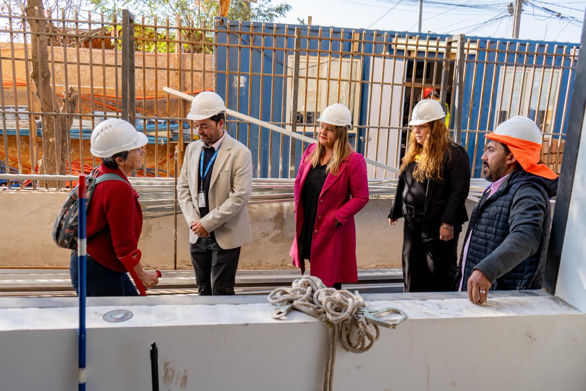 🔵Vicepresidenta Daniela Triviño, junto a la directora (s) <a href="/JUNJI_RM/">JUNJI Metropolitana</a> María Elena Orellana, visitaron las obras de la Sala Cuna y Jardín Infantil "Zapatito Azul", en El Bosque, para observar los avances de este importante proyecto para la Educación Parvularia pública. #JUNJIAvanza
