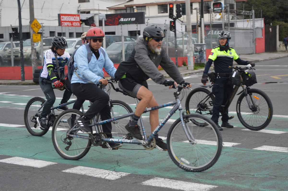 Ciclismo Urbano Quito (@ciclismoq) on Twitter photo Derechos de personas con discapacidades
La verdadera inclusión en la movilidad se hará realidad cuando prime la empatía hacia los más vulnerables en las vías. En #Quito los compas de <a href="/CiegocletaUIO/">Ciegocletas - Tandem Force & Bike</a> lo saben y su labor de ser los ojos de quienes no ven es loable.
#CicloUIO Derechos de personas con discapacidades
La verdadera inclusión en la movilidad se hará realidad cuando prime la empatía hacia los más vulnerables en las vías. En #Quito los compas de <a href="/CiegocletaUIO/">Ciegocletas - Tandem Force & Bike</a> lo saben y su labor de ser los ojos de quienes no ven es loable.
#CicloUIO