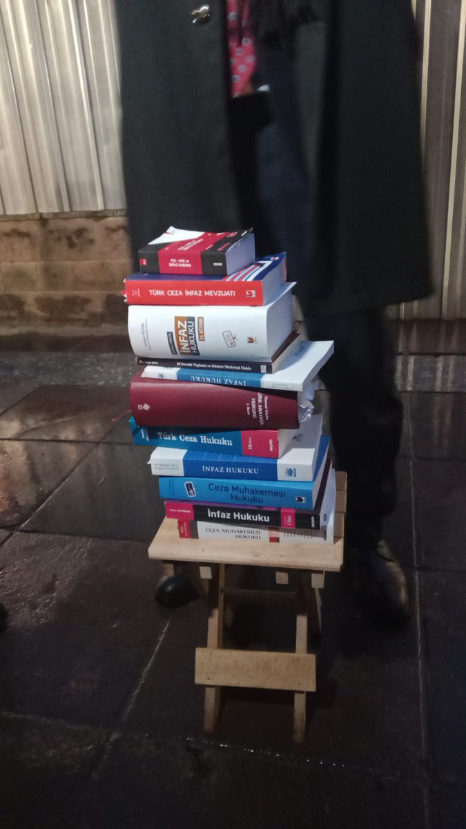 cumhuriyetgzt1's tweet photo. Polisler Tanal'ın çadırını kırdı.

Tanal'ın yanında getirdiği Türk Ceza Kanunu, Anayasa kitaplarını da elinden alındı.
https://t.co/ogj5NsIB5T https://t.co/yuJDK81Cvk