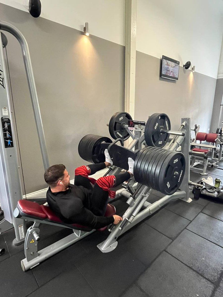 WiseElliot's tweet photo. It’s leg day!

Nothing feels better than dominating the areas of life that you know others simply won’t go through the pain of.

That’s how we make huge leaps ahead.

Every day is a good day.♾️🟢 https://t.co/uU6E0vAlci