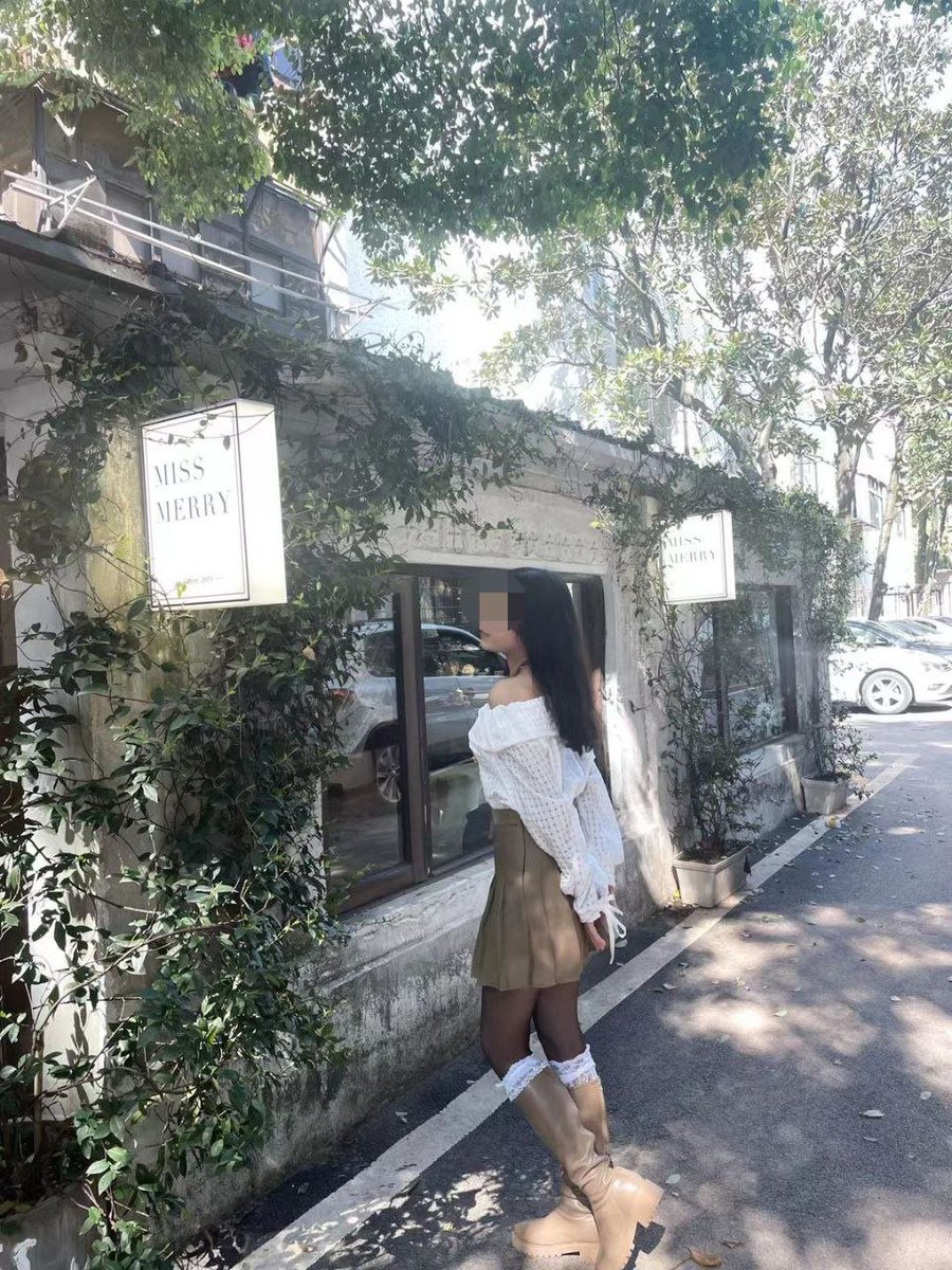 继肉丝女友后，粉丝老哥长靴黑丝再度分享，迫不及待想品味足下美味了，继续点赞转发评论，后续快马加编
#黑丝腿控 #长靴 #足控福利 #人妻少妇 #意淫身边人