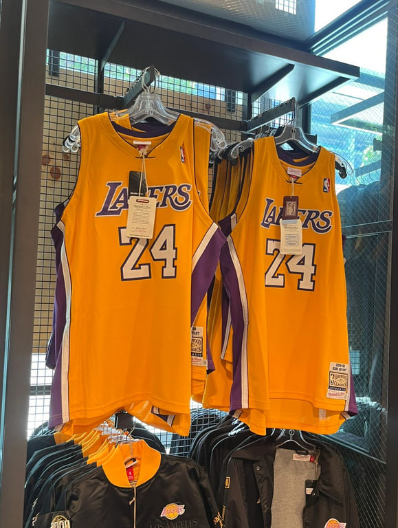 LiTing258's tweet photo. "LA vibes: Honoring the legend of the Black Mamba 🏀🐍, grabbing some In-N-Out 🍟🍔, and rocking the iconic #24 jersey 💛💜. Forever inspired by Kobe and Gigi’s legacy 🙏🕊 #MambaMentality #LosAngeles" https://t.co/1rOg8V5yuh
