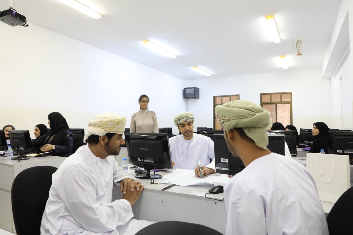 moheriom's tweet photo. بدء تنفيذ الدورة التدريبية “بناء القدرات البحثية للباحثين في العلوم الاجتماعية” في كلية مسقط، ضمن برنامج دعم الدورات التدريبية البحثية والابتكارية الذي تنفذه وزارة التعليم العالي والبحث العلمي والابتكار، بهدف تعزيز مهارات الباحثين في المجالات الاجتماعية وتنمية قدراتهم البحثية. https://t.co/J8QOWBXeaO