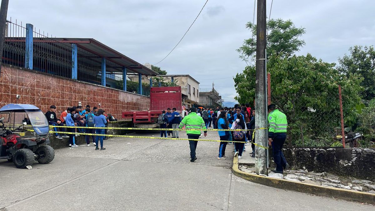 ssptransitover's tweet photo. #Entérate 📣  Manifestantes cierran paso a vehículos 🚧🚗 sobre calle Insurgentes, en la localidad Plan de Arroyos, #Altotonga ⛰️

Nos encontramos en la zona agilizando la circulación. 👮🏻‍♀️👮🏼‍♂️

#SSPVER https://t.co/T5j5pAYzJf