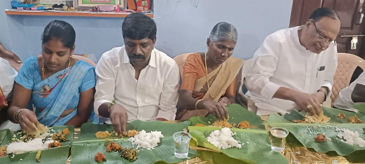 KaalaNagu's tweet image. సన్న బియ్యం పేదలకు పంపిణీ చేస్తున్నరా?
ఇచ్చినట్లే ఇచ్చి, పబ్లిసిటీ కోసం మీరే ఇంటింటికీ పోయి తినుకుంట.. బియ్యం ఖాళీ చేస్తున్నరా?
అరరె.. ఏ ఊర్లే చూసినా కాంగ్రెస్ ఎమ్మెల్యేలు భోజనాలు చేస్తనే ఉన్నరు
కుటుంబంలో ఒక్కరికి ఇచ్చేదే 5 కిలోల బియ్యం..
గిట్ల మీరు, మీ అనుచరులు భోజనాల పేరుతో…