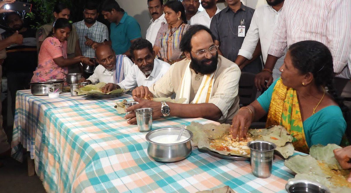 KaalaNagu's tweet image. సన్న బియ్యం పేదలకు పంపిణీ చేస్తున్నరా?
ఇచ్చినట్లే ఇచ్చి, పబ్లిసిటీ కోసం మీరే ఇంటింటికీ పోయి తినుకుంట.. బియ్యం ఖాళీ చేస్తున్నరా?
అరరె.. ఏ ఊర్లే చూసినా కాంగ్రెస్ ఎమ్మెల్యేలు భోజనాలు చేస్తనే ఉన్నరు
కుటుంబంలో ఒక్కరికి ఇచ్చేదే 5 కిలోల బియ్యం..
గిట్ల మీరు, మీ అనుచరులు భోజనాల పేరుతో…