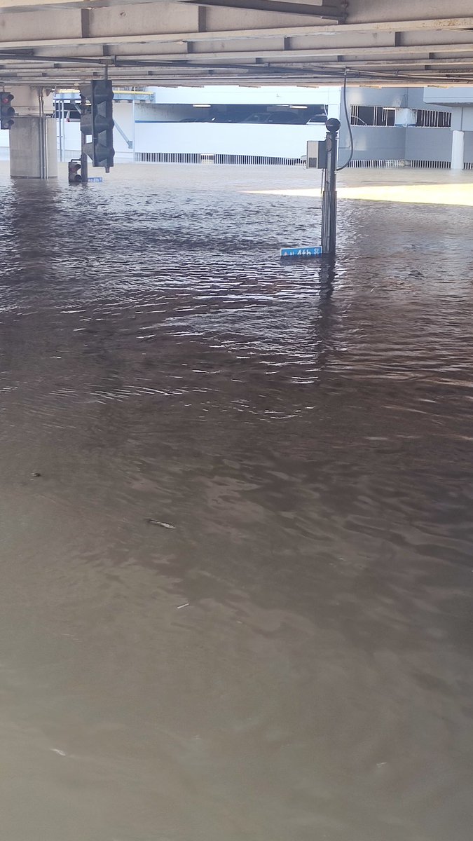 sumnewone's tweet photo. @MarcWeinbergWX @BryceJonesWx  4th St @ river Rd. #ohioriver https://t.co/kAdW0W5kii