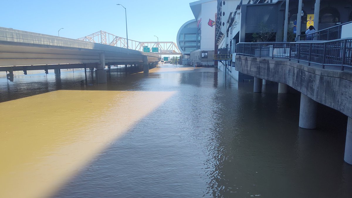 sumnewone's tweet photo. @MarcWeinbergWX @BryceJonesWx  4th St @ river Rd. #ohioriver https://t.co/kAdW0W5kii