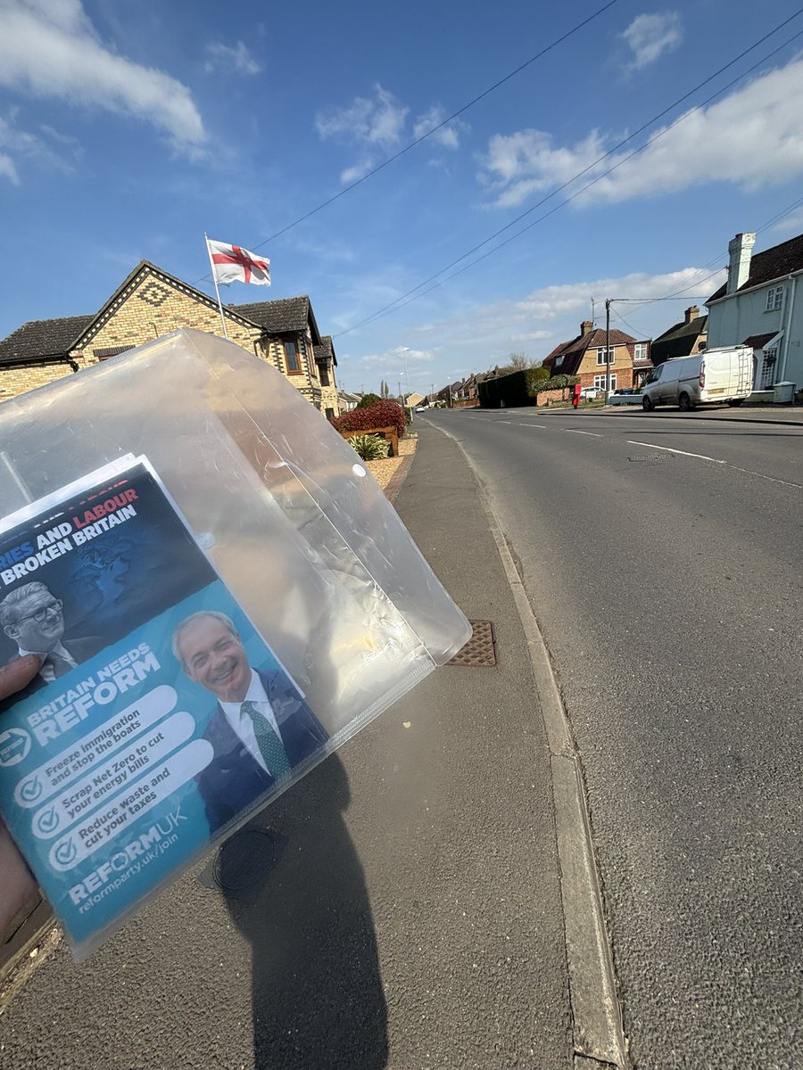 ReformArchie's tweet image. Lovely day out leafleting! 

(Great flag in the background 🏴󠁧󠁢󠁥󠁮󠁧󠁿) 

#VoteReform