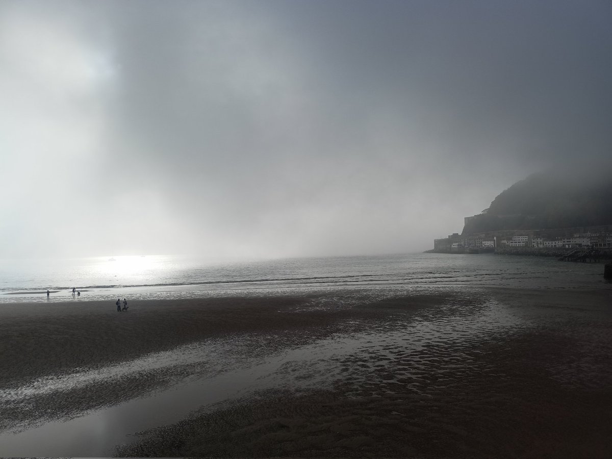 GeoDonostia's tweet photo. La Bruma se ha apoderado de La Concha #donostia https://t.co/DzZpo84mUi