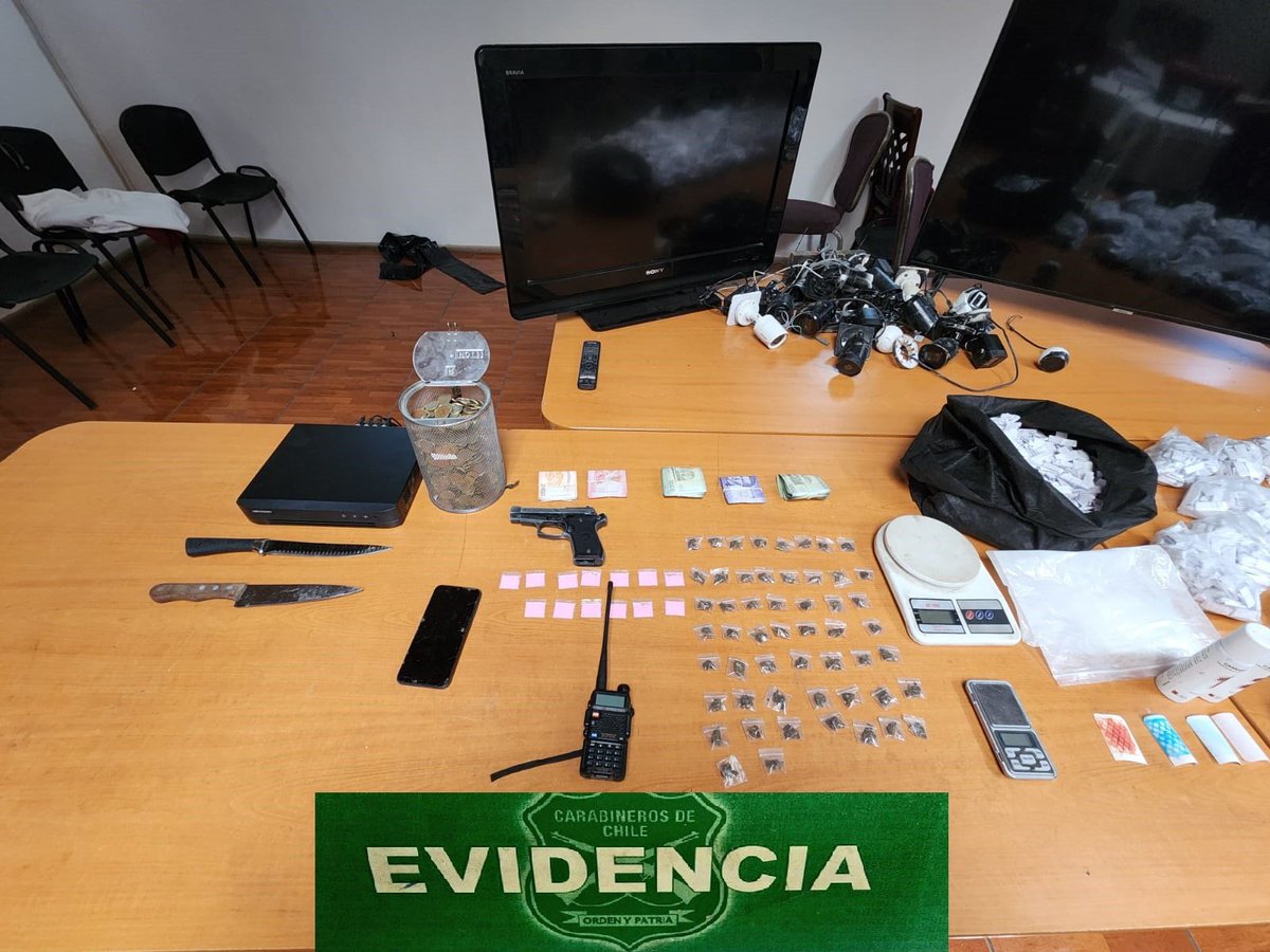 CarabRinconada's tweet photo. #Cerrillos. Carabineros de la 34ª Comisaría Vista Alegre en operativo de fiscalización en poblacion Oreste Plath, incautaron droga y otros elementos asociados al narcotrafico desde el interior de un domicilio.
#Somosprevencion. https://t.co/UAcRaPq0PS