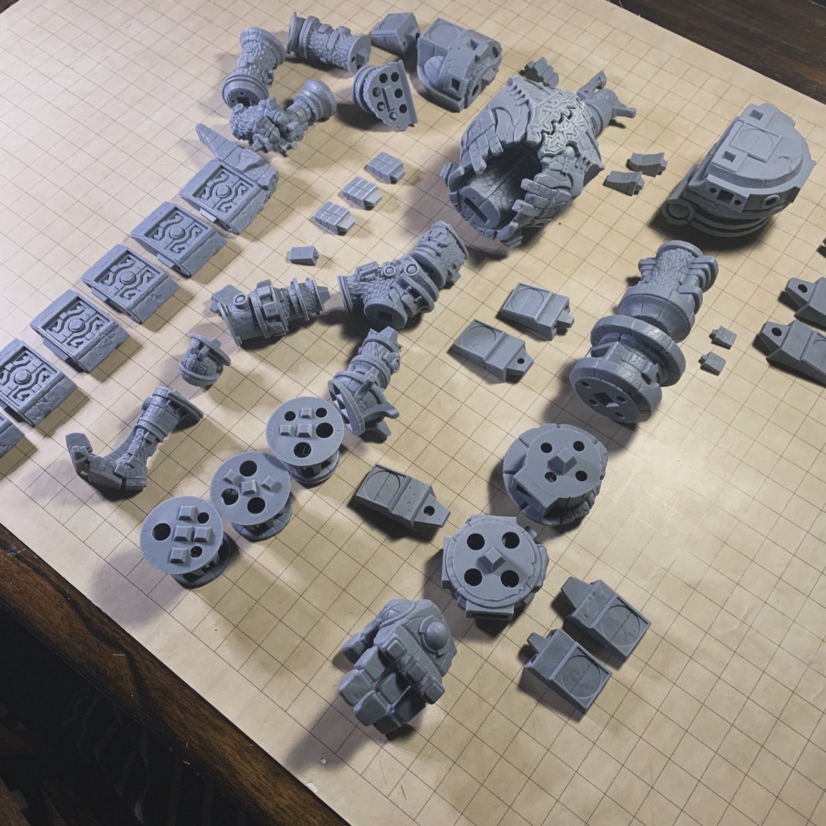 I didn’t think I’d print this thing again. Prepping for UKGE - 57 parts. 6 weeks to get The Comet Colossus ready. Do you think I’ve got enough time? Haha 😅

#miniature #ukge