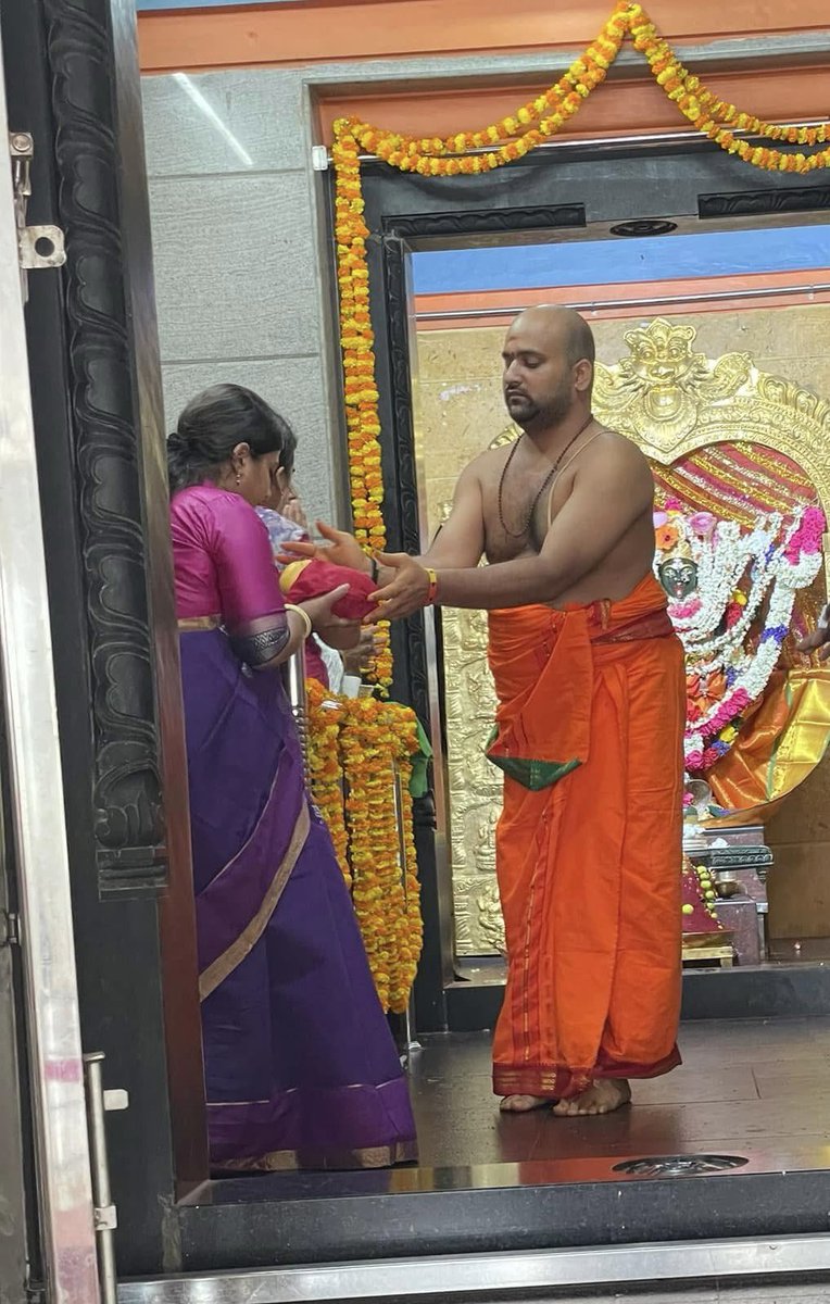 VinuthaKotaa's tweet photo. డిప్యూటీ సీఎం శ్రీ @PawanKalyan గారి చిన్న కుమారుడు మార్క్ శంకర్ త్వరగా కోలుకోవాలని శ్రీకాళహస్తి నియోజకవర్గ ఇంచార్జ్ శ్రీమతి వినుత కోటా గారు వారాహి అమ్మ కు ప్రత్యేక పూజలు జరిపించి ప్రార్థించడం జరిగింది🙏

#GetWellSoonMarkShankar https://t.co/UQeDD37kuC