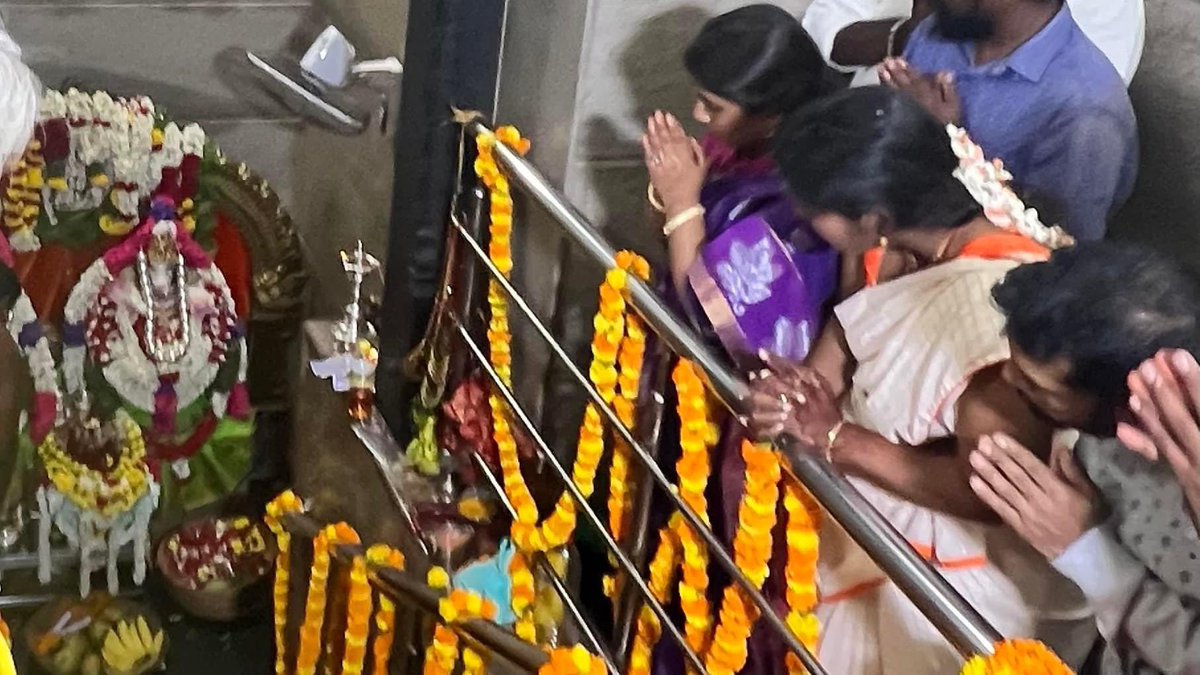 VinuthaKotaa's tweet photo. డిప్యూటీ సీఎం శ్రీ @PawanKalyan గారి చిన్న కుమారుడు మార్క్ శంకర్ త్వరగా కోలుకోవాలని శ్రీకాళహస్తి నియోజకవర్గ ఇంచార్జ్ శ్రీమతి వినుత కోటా గారు వారాహి అమ్మ కు ప్రత్యేక పూజలు జరిపించి ప్రార్థించడం జరిగింది🙏

#GetWellSoonMarkShankar https://t.co/UQeDD37kuC