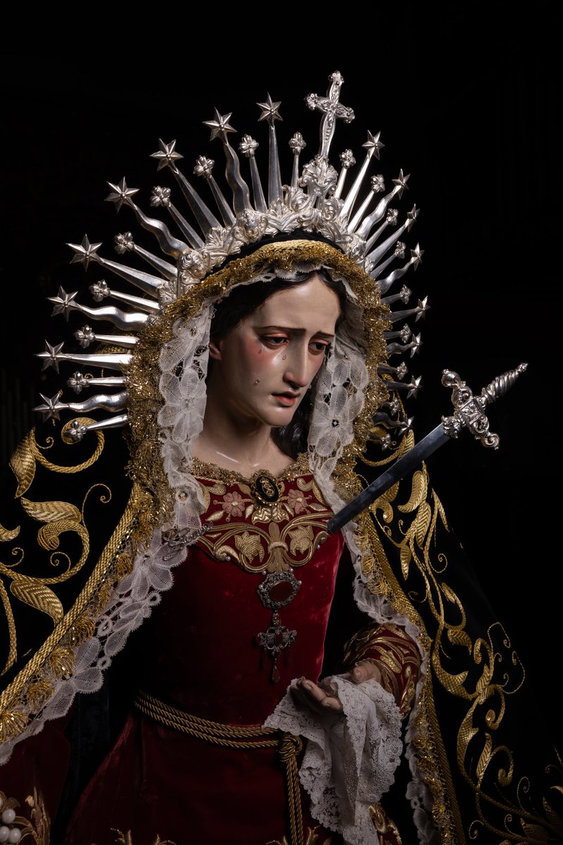 ArchiSangre's tweet photo. 👑 Nuestra Señora y Madre del Socorro luce su nuevo manto bordado en oro, saya bordada de terciopelo granate, espada y la "diadema de 1929". 

#CofradíasMLG #ArchiSangre https://t.co/yDR3QxYPxI