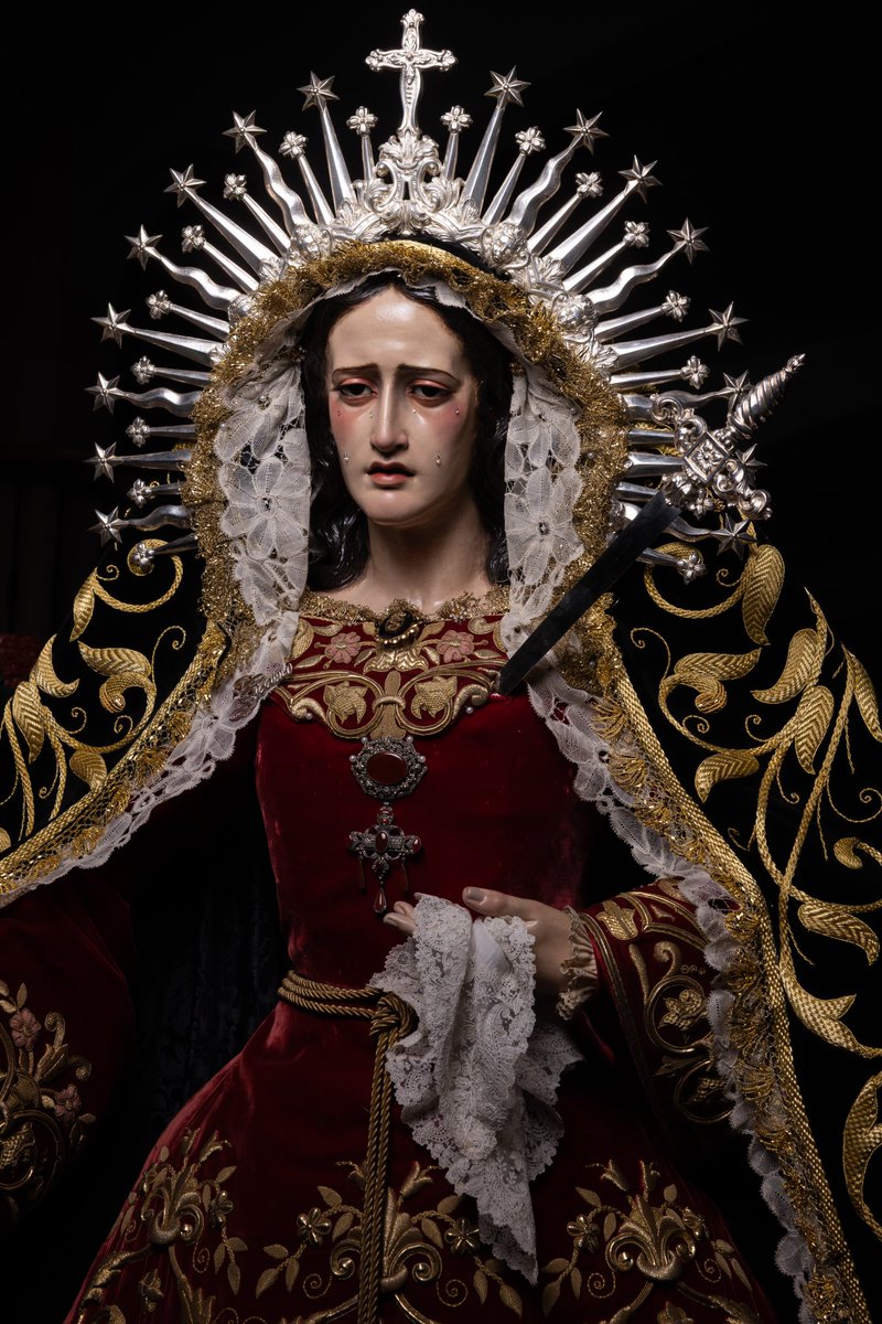 ArchiSangre's tweet photo. 👑 Nuestra Señora y Madre del Socorro luce su nuevo manto bordado en oro, saya bordada de terciopelo granate, espada y la "diadema de 1929". 

#CofradíasMLG #ArchiSangre https://t.co/yDR3QxYPxI