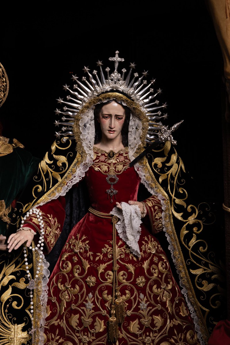 ArchiSangre's tweet photo. 👑 Nuestra Señora y Madre del Socorro luce su nuevo manto bordado en oro, saya bordada de terciopelo granate, espada y la "diadema de 1929". 

#CofradíasMLG #ArchiSangre https://t.co/yDR3QxYPxI
