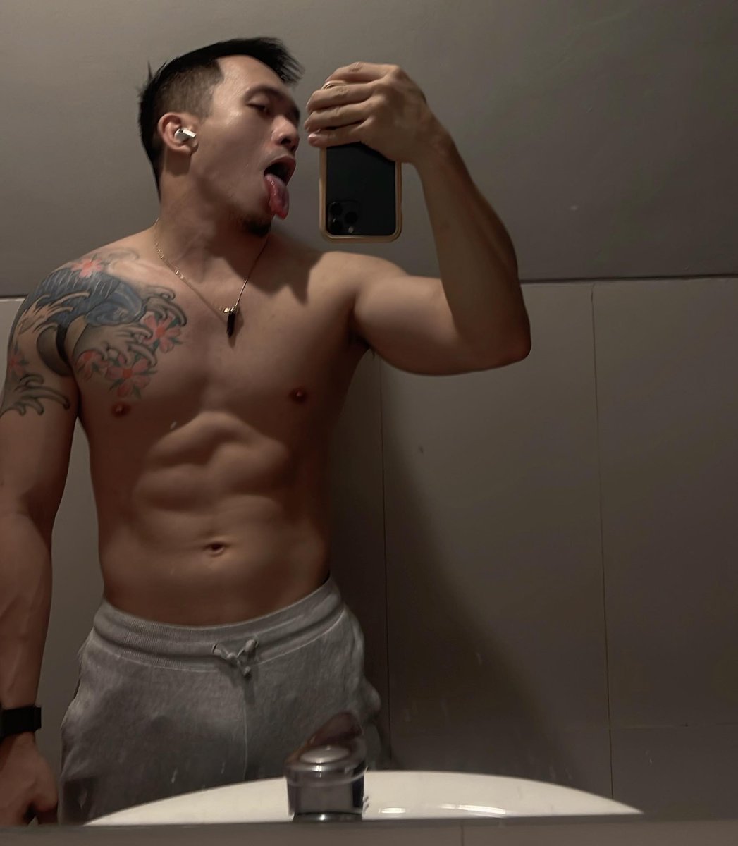 JohnYu29's tweet photo. gusto ko chumupa ( slow suck into deepthroat ) humalik at kumantot... H! 🤤🥹💦😢 pwede ka? https://t.co/yCRtuhfm0N