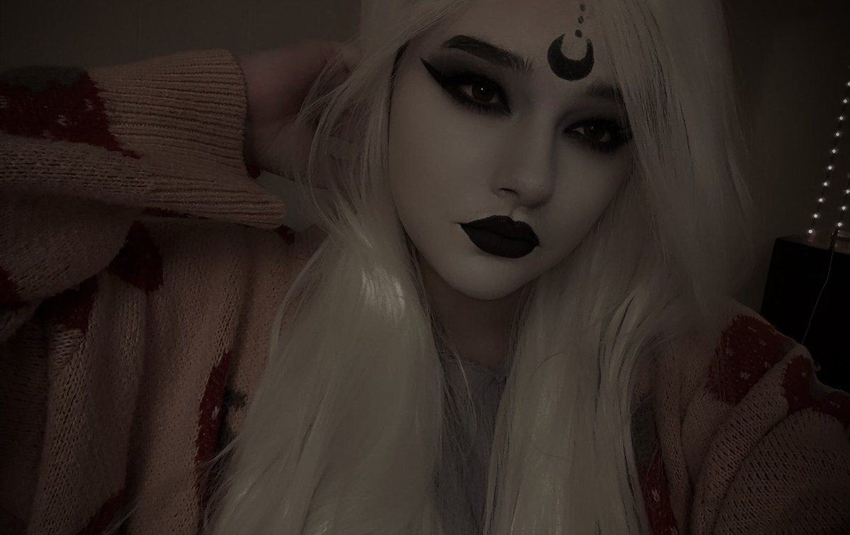 🖤🤍fuck it I like this makeup look so I’ll post it🤍🖤
Streams return tonight hehe