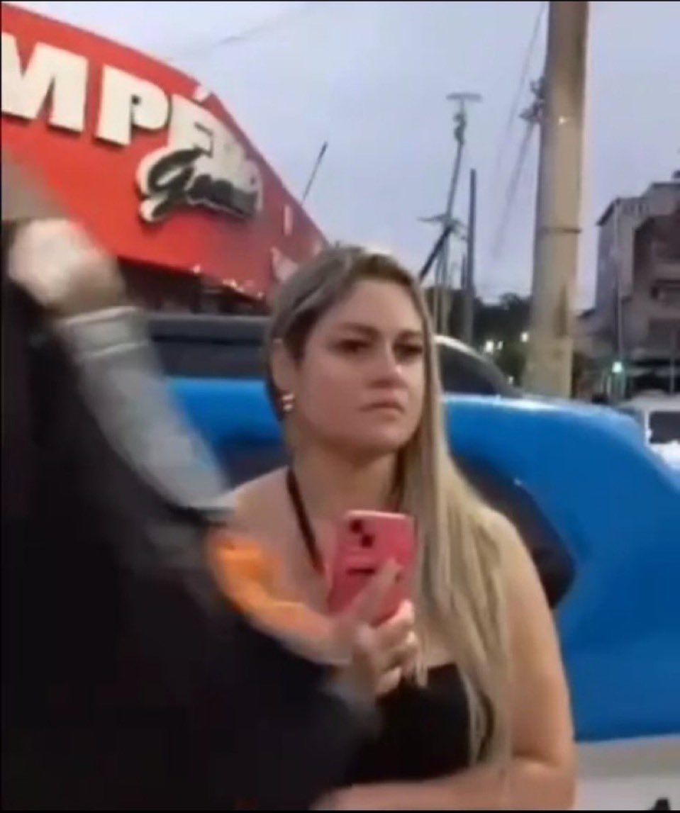 O jovem de amarelo aí nas imagens se chamava Pedro Henrique Morato Dantas. Tinha 20 anos. Se preparava para trabalhar na feira da Praça Panamericana, no bairro da Penha, quando foi confundido e morto pelo policial Fernando Ribeiro Baraúna, que estava de folga e tinha sido expulso