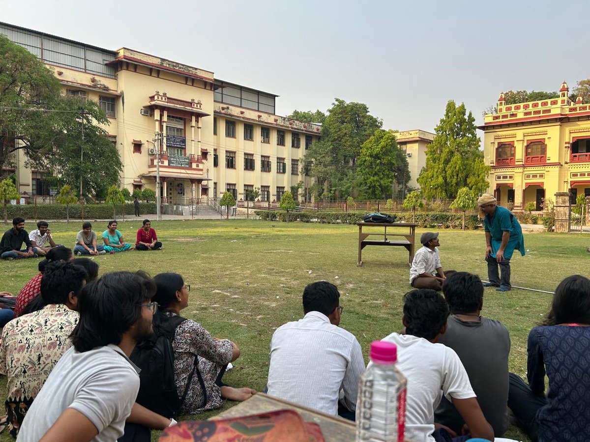 StudentsFOA's tweet photo. आज दिनांक 08.04.2025 को 4 pm बंगला विभाग द्वारा , कला संकाय मैदान में लकी जी गुप्ता द्वारा ' मां मुझे टैगोर बना द�� ' नाटक की प्रस्तुति किया गया । @DeanArtsBHU @VCofficeBHU @bhupro @bhu_updates https://t.co/c22t8c2ypj