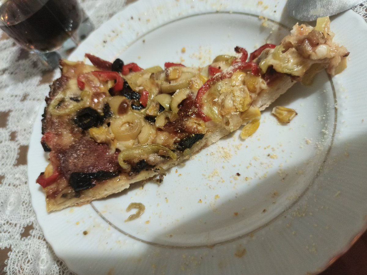 overratedomaldo's tweet photo. ev yapımı pizza

üzerine sos sıkmadan yediğim tek pizza 101/10 https://t.co/FgG42EQjdj